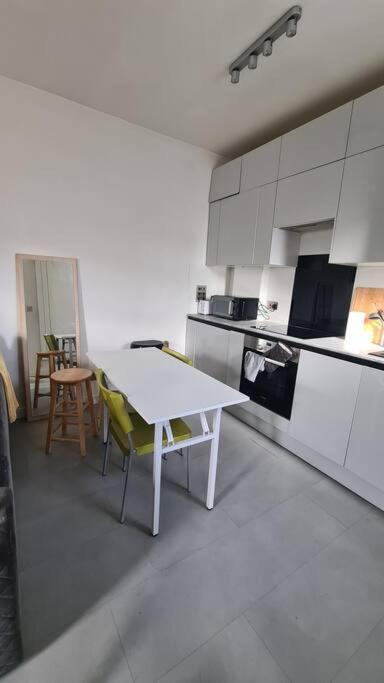 New 3Bed Stylish Apartment With Amazing Transport London Eksteriør billede